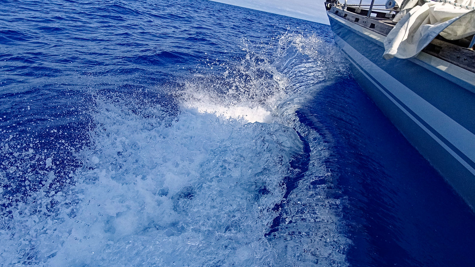 Moby Dick III im blauen Wasser vor den Azoren