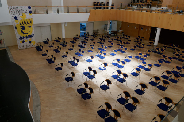 Blick auf den bestuhlten Festivalsaal in der Gernsheimer Stadthalle