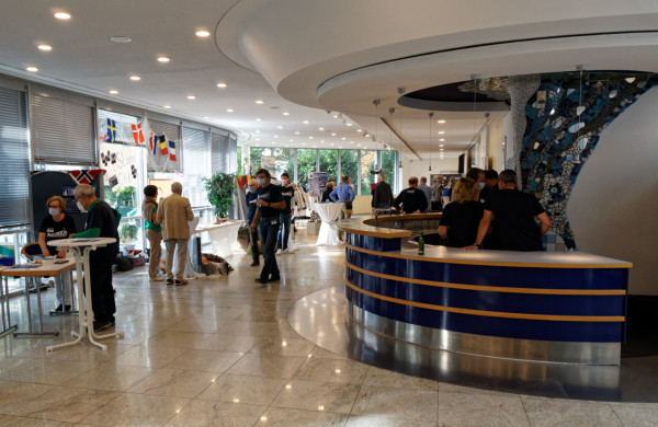 Foyer mit Festivalbar und Informationsständen der Sponsoren und des Vereins