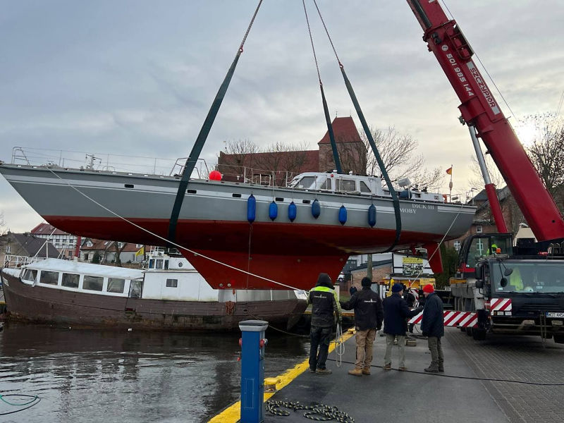 Moby Dick III wird ins Trockene gehoben