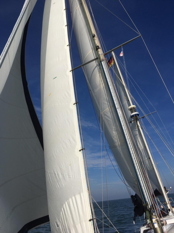 Fahrt unter vollen Segeln in der deutschen Bucht 