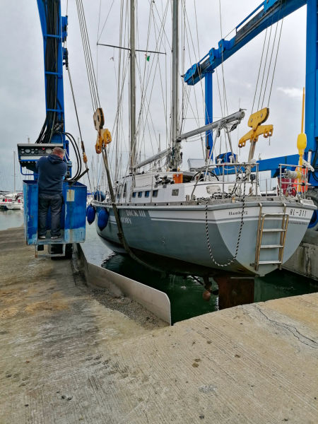Moby Dick III beim Kranen in Werft Carlingford 
